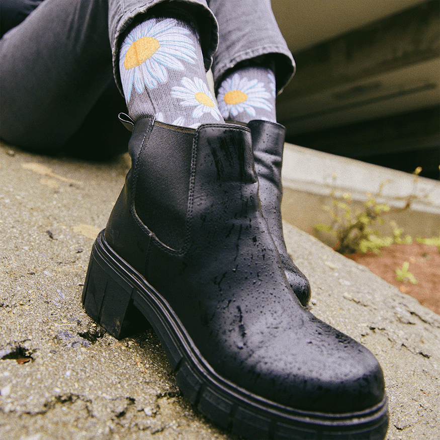 Spring Daisies Crew Socks Art By Slogan