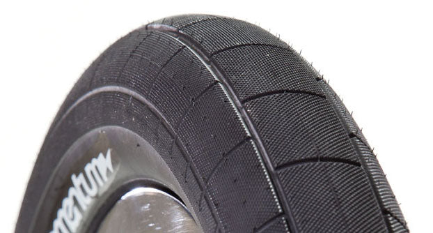 Demolition Momentum Tire 2.20″ - Black Wall